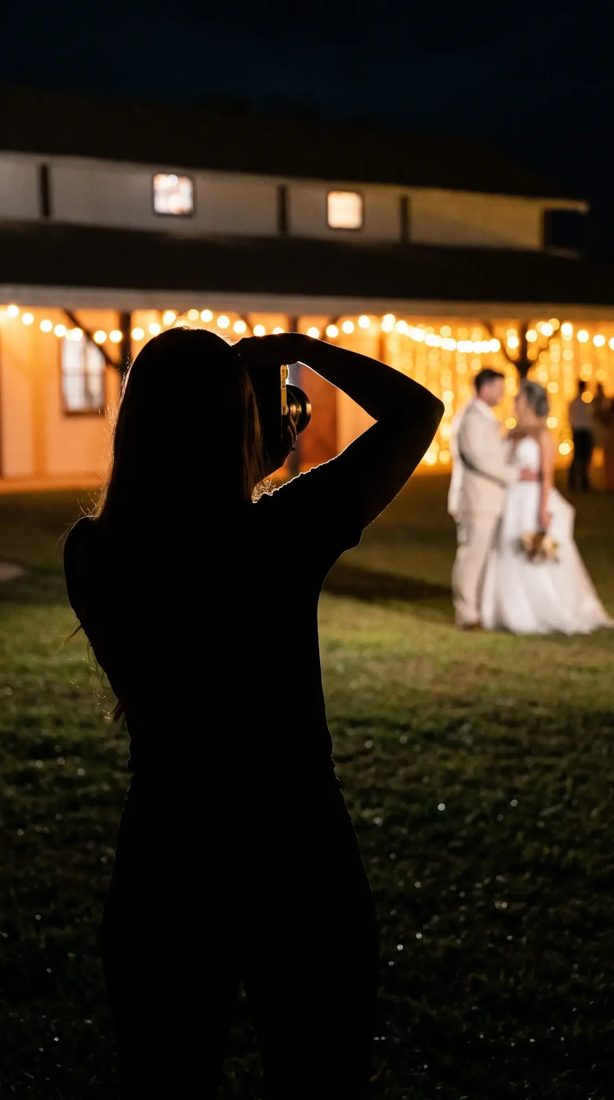 Fotógrafa em evento noturno